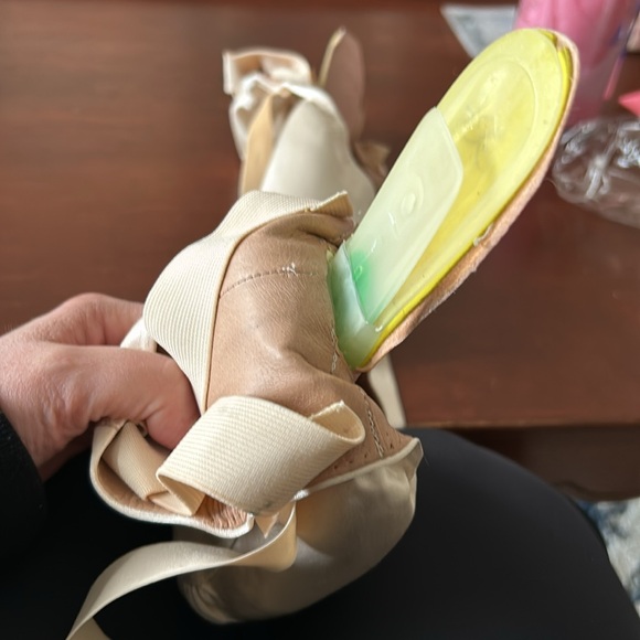 So Danca Ballet Pointe Shoes, Size 7.5E - Picture 4 of 12